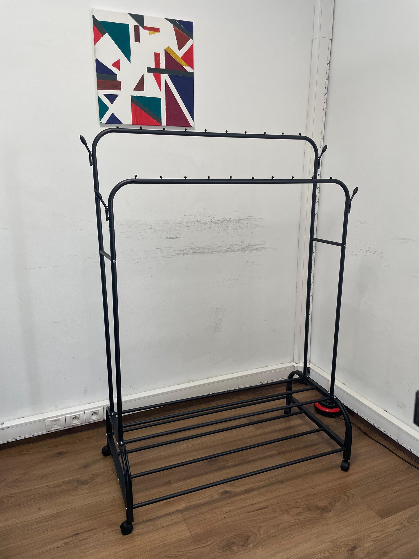 حامل المعاطف الحائطي المتنقل